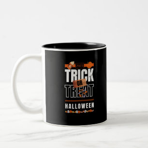 Trick- oder TreatHalloween-Design 2023 Zweifarbige Tasse
