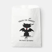 Trick oder Treten Black Cat Bat Halloween-Party Geschenktütchen (Vorderseite)