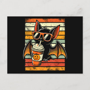 Trick oder Treten Niedlichen Bat Hipster Latte Fun Feiertagspostkarte