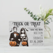 Trick oder Treten Save the Date Karte (Stehend Vorderseite)
