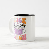 Trick or lehrghost Retro Groovy Halloween Teache Zweifarbige Tasse (Vorderseite Links)