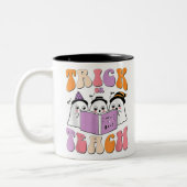 Trick or lehrghost Retro Groovy Halloween Teache Zweifarbige Tasse (Links)