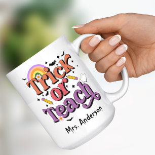 Trick or Teach Retro Pastell Halloween Lehrer Name Kaffeetasse