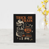 Trick or Train Funny Halloween Skeleton Ghost Pums Karte (Gelbe Blume)