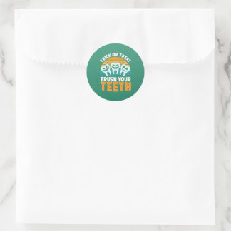 Trick Or Treat Brush Your Teeth Dentist Pun Hallow Runder Aufkleber