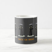 Trick or Treat. Cartoon Grim Reaper Kaffeetasse (Mittel)