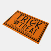"Trick or Treat" Funny Halloween Fußmatte (Schrägansicht)