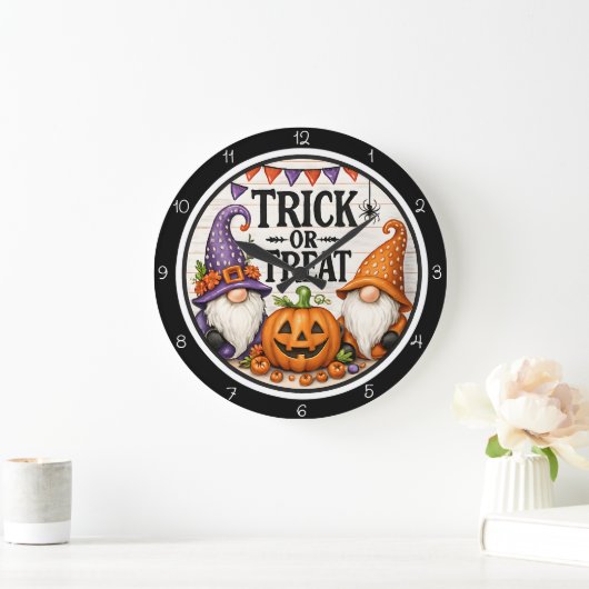 Trick or Treat Gnome Halloween Große Wanduhr (Zuhause)