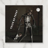 Trick or Treat. Man dressed as skeleton Geschenkanhänger (Rückseite)