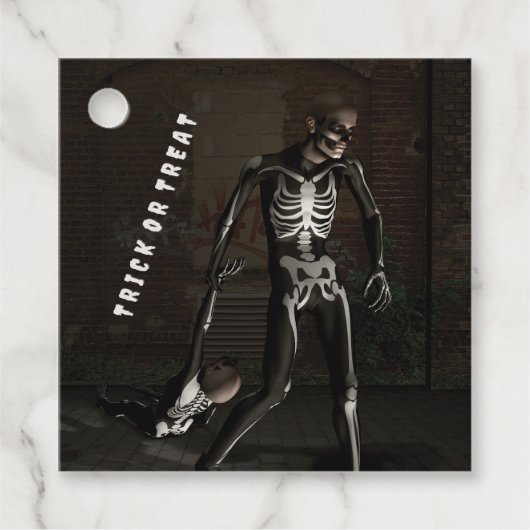 Trick or Treat. Man dressed as skeleton Geschenkanhänger (Vorderseite)