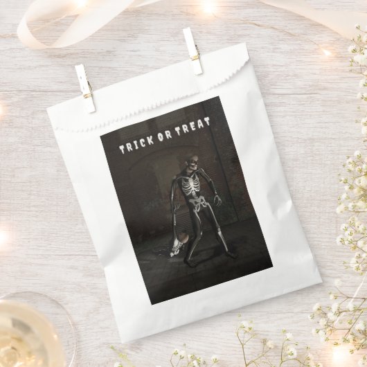 Trick or Treat. Man dressed as skeleton Geschenktütchen (Ausgeschnitten)