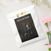 Trick or Treat. Man dressed as skeleton Geschenktütchen (Versiegelt)