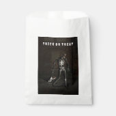 Trick or Treat. Man dressed as skeleton Geschenktütchen (Vorderseite)