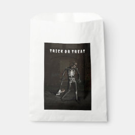 Trick or Treat. Man dressed as skeleton Geschenktütchen