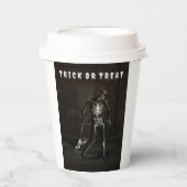 Trick or Treat. Man dressed as skeleton Pappbecher (Vorderseite)