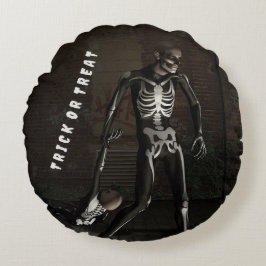 Trick or Treat. Man dressed as skeleton Rundes Kissen