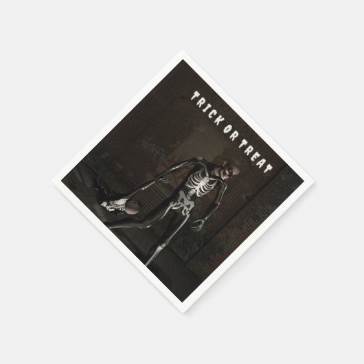 Trick or Treat. Man dressed as skeleton Serviette (Ecke)