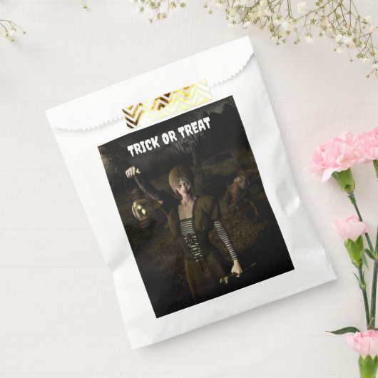 Trick or Treat. Thin female carrying lamp Geschenktütchen (Versiegelt)