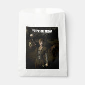 Trick or Treat. Thin female carrying lamp Geschenktütchen (Vorderseite)