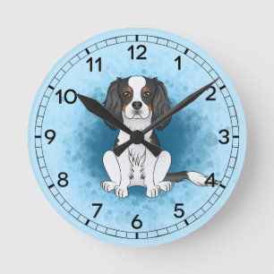 Tricolor Cavalier King Charles Spaniel Dog On Blue Runde Wanduhr