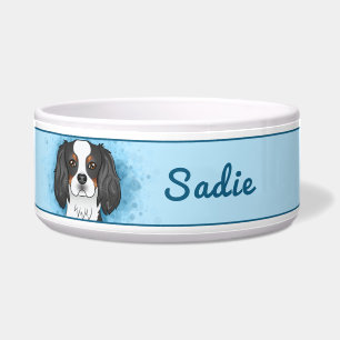 Tricolor Cavalier King Charles Spaniel Hund auf Bl Napf