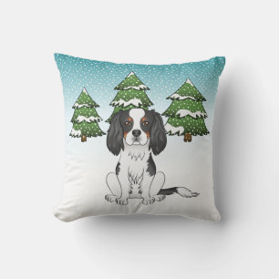 Tricolor Cavalier King Charles Spaniel im Winter Kissen
