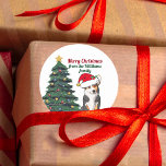 Tricolor Corgi Christmas Dog Weihnachtsmannmütze N Runder Aufkleber<br><div class="desc">Dieser wunderschöne Pembroke Walisisch Corgi Hund hat seinen Kopf in einem niedlichen Hut des Weihnachtsmanns gekippt. Der dreiseitige Jungtier sitzt vor einem hübschen Weihnachtsbaum,  der mit bunten Ornamenten geschmückt ist. Personalisieren Sie Ihre Geschenksticker in einem hübschen Kursiv unter dem wunderbaren zeichn meiner Lieblingshunde auf einer festlichen Tasse.</div>