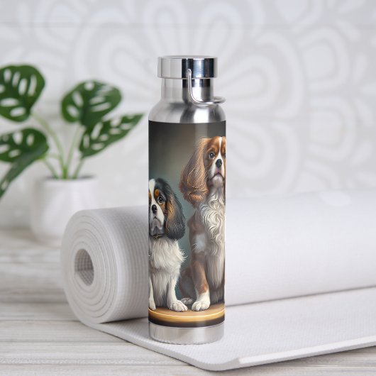 Tricolor und Blenheim Cavalier King Charles Trinkflasche (Yoga)