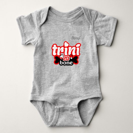 Trini to de Bone mit IHREM NAME Baby Strampler (Vorderseite)