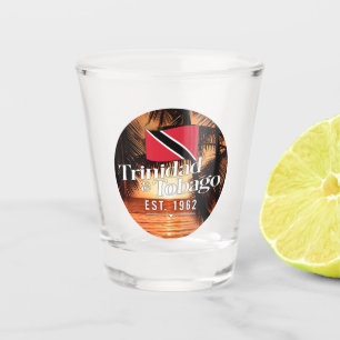 "Trinidad & Tobago Est. Sonnenuntergang 1962" mit Schnapsglas