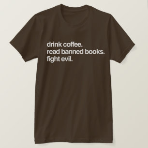 Trink Kaffee. Lesen Sie verbotene Bücher. Bekämpft T-Shirt
