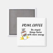 Trink Kaffee machen dumme Dinge schneller mit.... Magnet (Vorderseite/Rückseite)