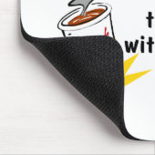 Trink Kaffee machen dumme Dinge schneller mit.... Mousepad (Ecke)