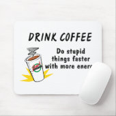 Trink Kaffee machen dumme Dinge schneller mit.... Mousepad (Mit Mouse)
