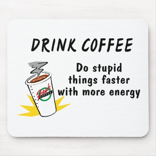Trink Kaffee machen dumme Dinge schneller mit.... Mousepad (Vorne)