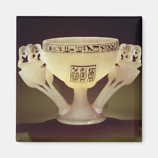 Trinkbecher in Form einer halb geöffneten Magnet (Vorne)