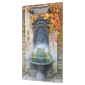 Trinkbrunnen im Herbst, Ungarn Klemmbrett (Links)