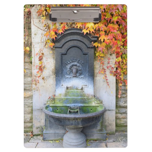 Trinkbrunnen im Herbst, Ungarn Klemmbrett (Vorderseite)