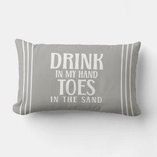Trinke in meiner Hand, Zehen im Sand Strand Zitat Lendenkissen
