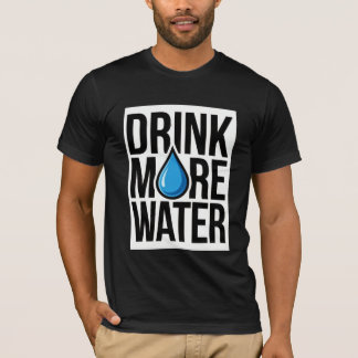 TRINKE MEHR WASSER mit einem blauen Tropfen-Symbol T-Shirt