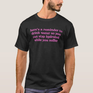 Trinke Wasser, damit du hydriert bleibst, während T-Shirt