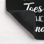 Trinken in meiner Hand, Zehen im Sand Mousepad (Ecke)