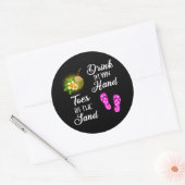 Trinken in meiner Hand, Zehen im Sand Runder Aufkleber (Umschlag)