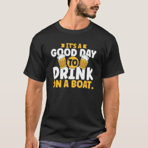 Trinken ist ein guter Tag, um auf einem Boot zu tr T-Shirt