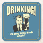 Trinken: Jedes Dorf braucht Idiot Rechteckiger Pappuntersetzer (Vorderseite)