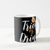 Trinken oder Trick | Einfache Halloween-Kürbis Kaffeetasse (VorderseiteRechts)