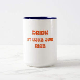 Trinken Sie auf eigenes Risiko Lustiger Retro-Kaff Zweifarbige Tasse