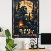 Trinken Sie, bis Sie glauben Bigfoot Sasquatch Bie Poster (Heimbüro)