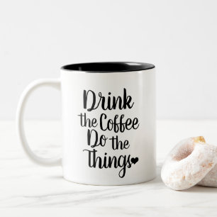 Trinken Sie den Kaffee Do the Things Typografy Scr Zweifarbige Tasse