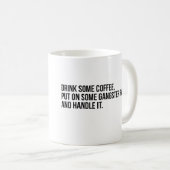 "Trinken Sie etwas Kaffee, der auf irgendeinen Kaffeetasse (VorderseiteRechts)